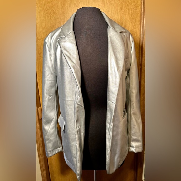 NWT Vigoss size small faux leather silver metallic blazer - Picture 4 of 10